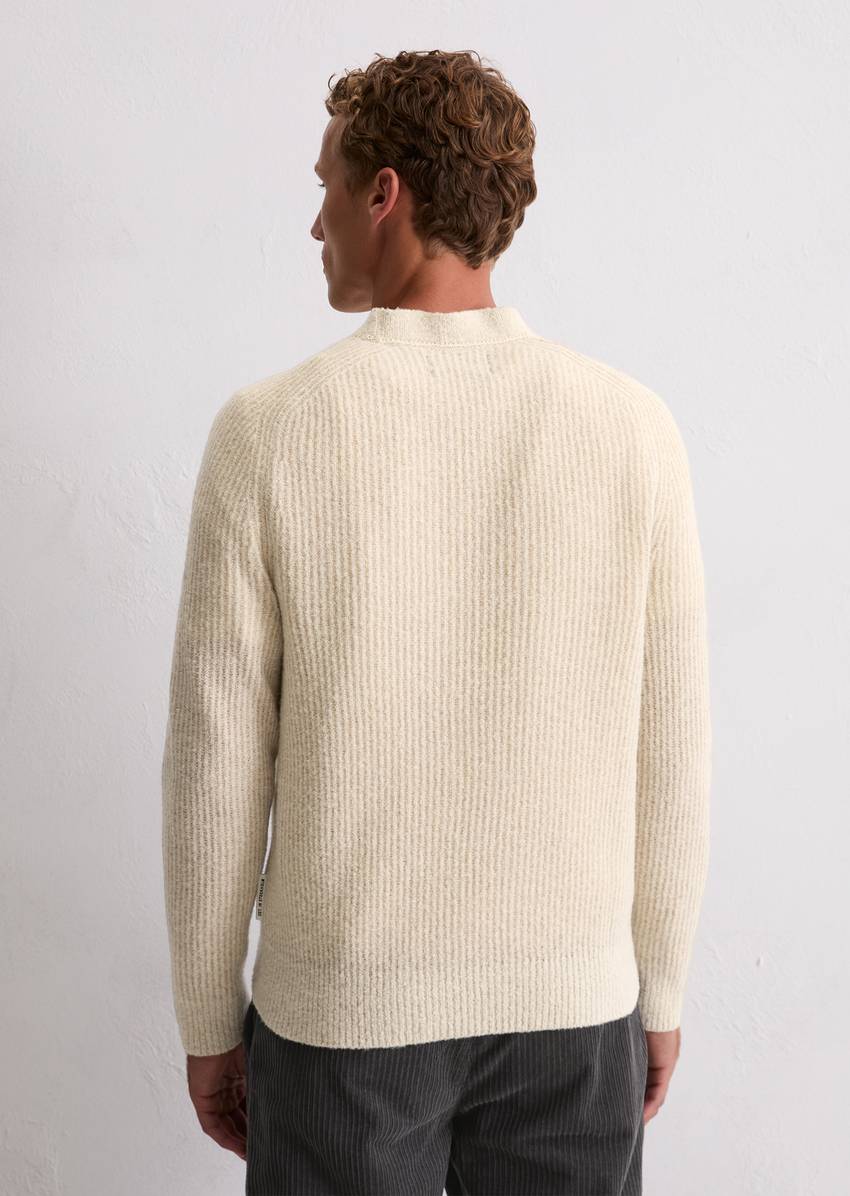 Sweater regular made from a soft virgin wool blend