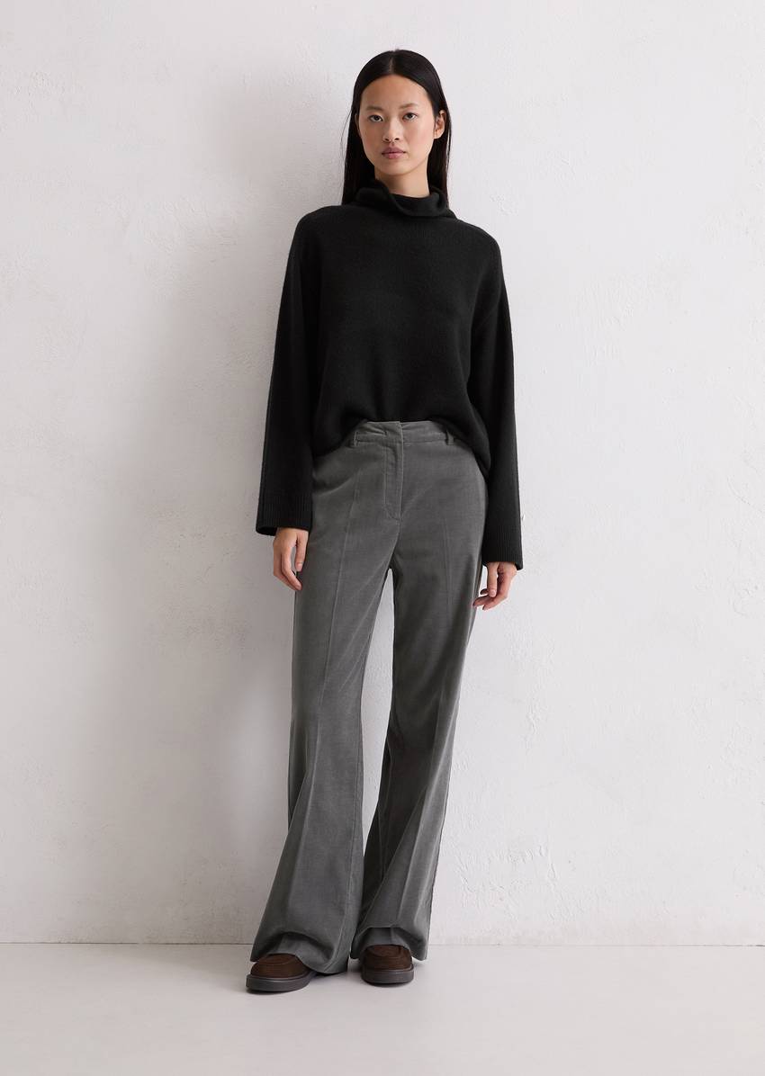 Relaxed turtleneck sweater made from a soft merino wool blend