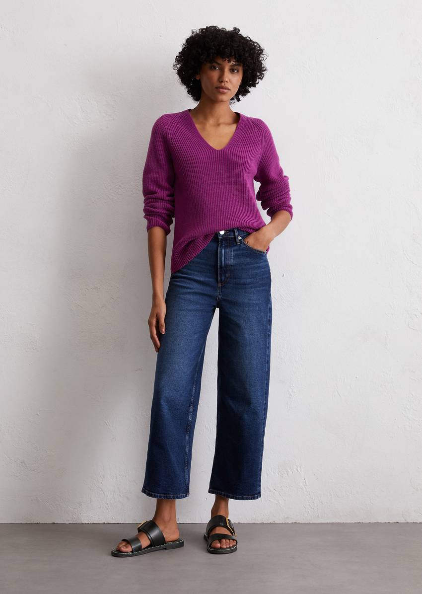 V-neck knitted sweater slim made from soft cotton yarn