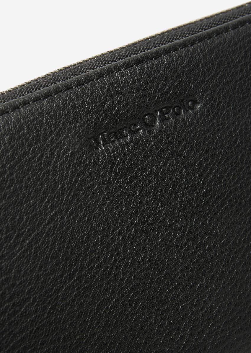 Zip purse Made of high-quality leather material