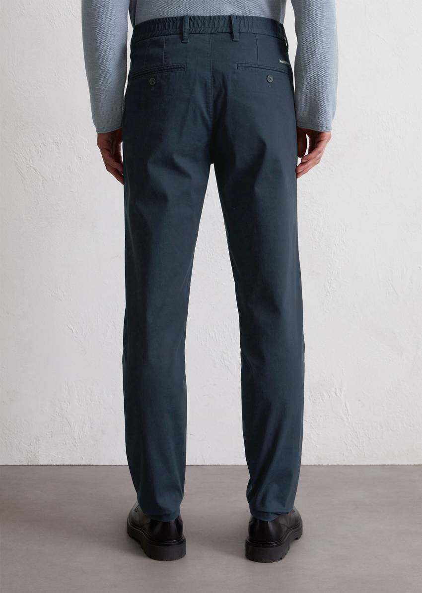 Chino Model Morot Jogger Pleats made from an organic cotton blend