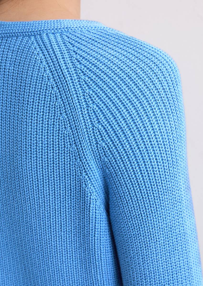 V-neck knitted sweater relaxed made from soft cotton yarn