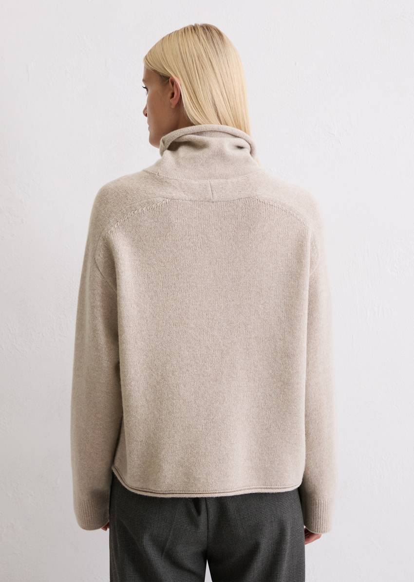 Relaxed turtleneck sweater made from a soft merino wool blend