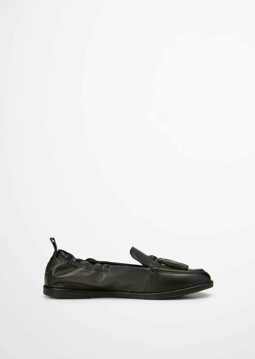 Loafer with elastic heel edge