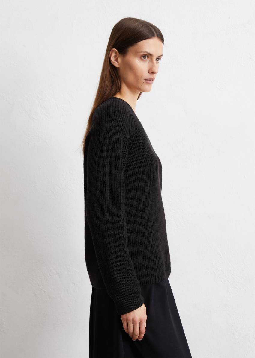 V-neck knitted sweater slim made from soft cotton yarn