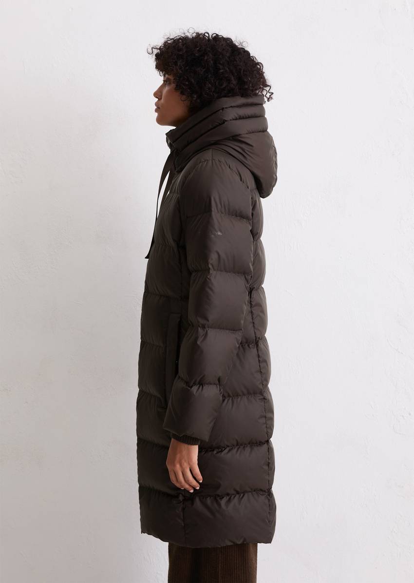 Hooded down coat shaped with water-repellent surface