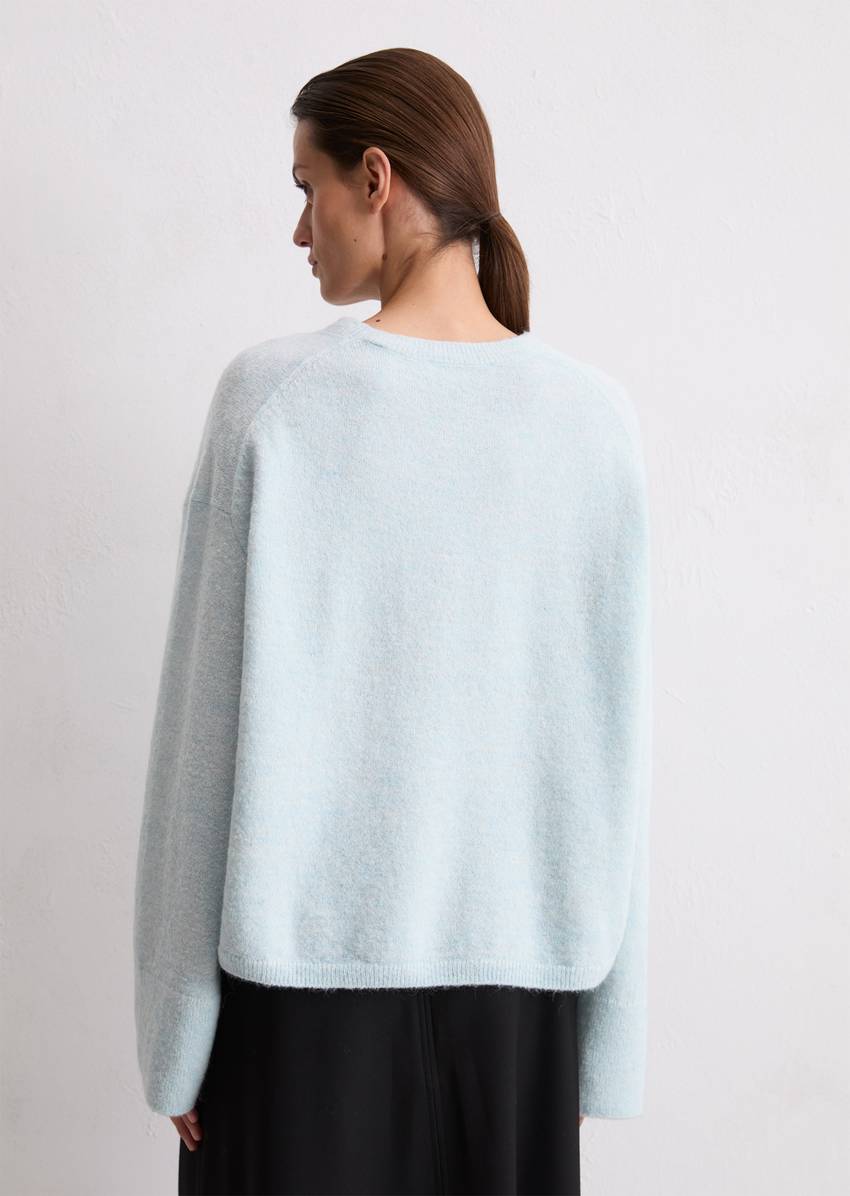 Sweater loose made from a virgin wool/alpaca wool mix