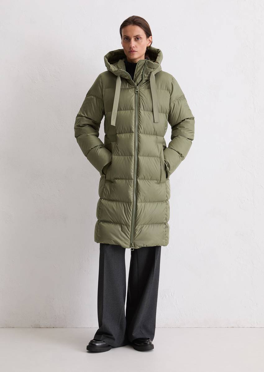 Hooded down coat shaped with water-repellent surface