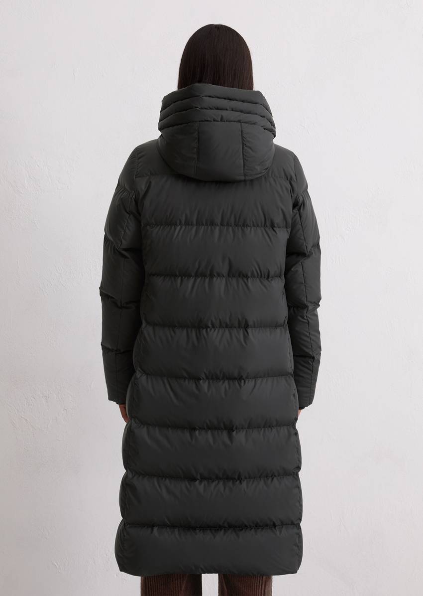 Hooded down coat fitted with water-repellent surface