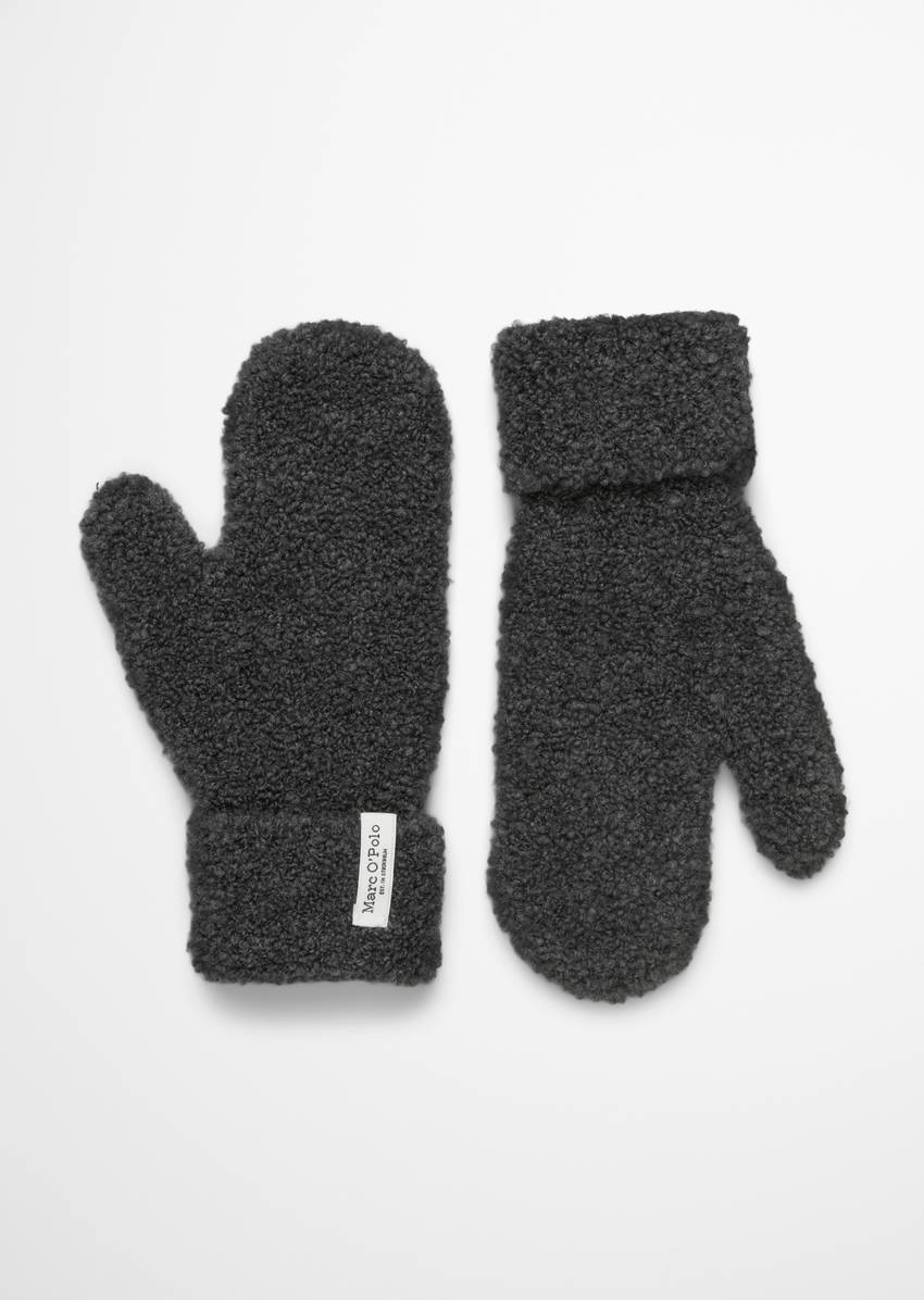 Bouclé mittens made from a wool/alpaca wool mix