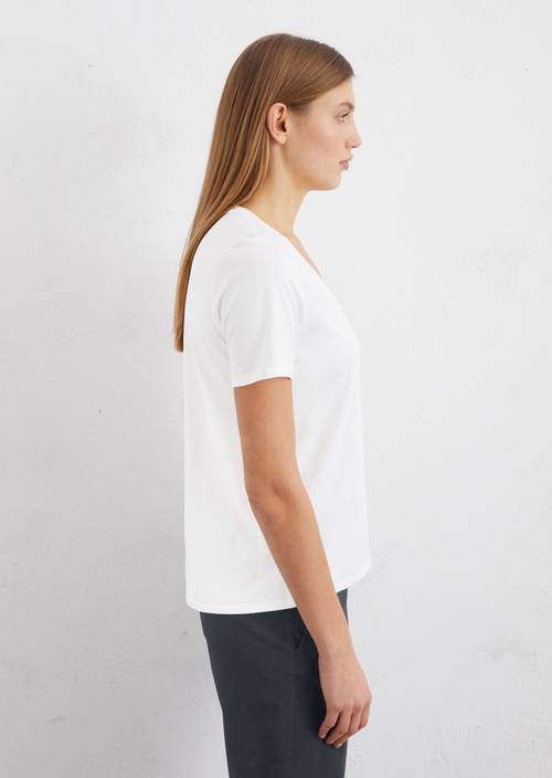 V-neck T-shirt, regular fit made of organic cotton