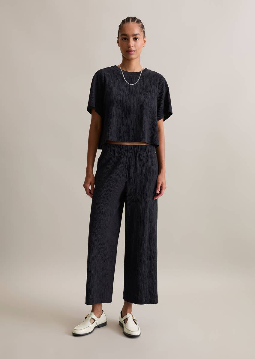 Relaxed slip pants with a striking structure