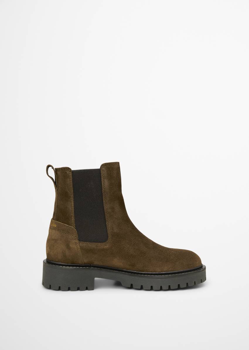 Chelsea boot with treaded sole