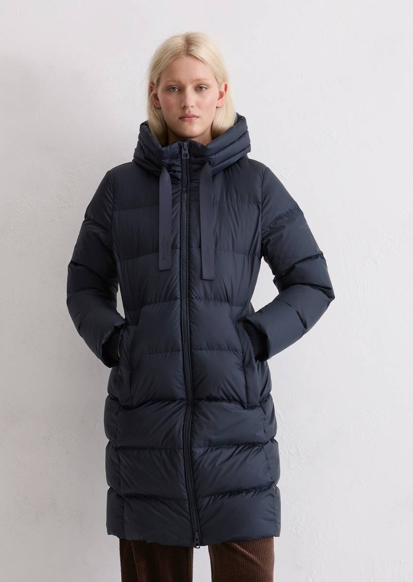 Hooded down coat shaped with water-repellent surface