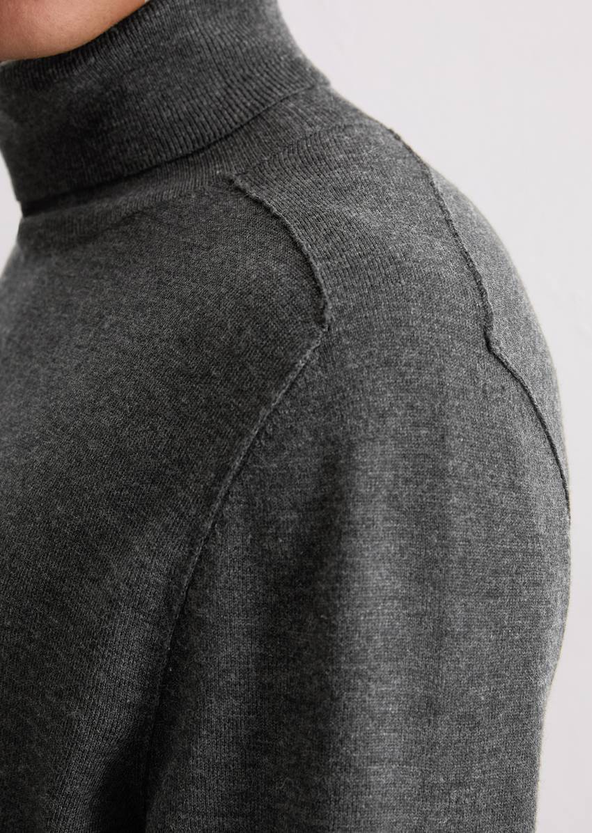 Regular turtleneck sweater made from soft merino wool