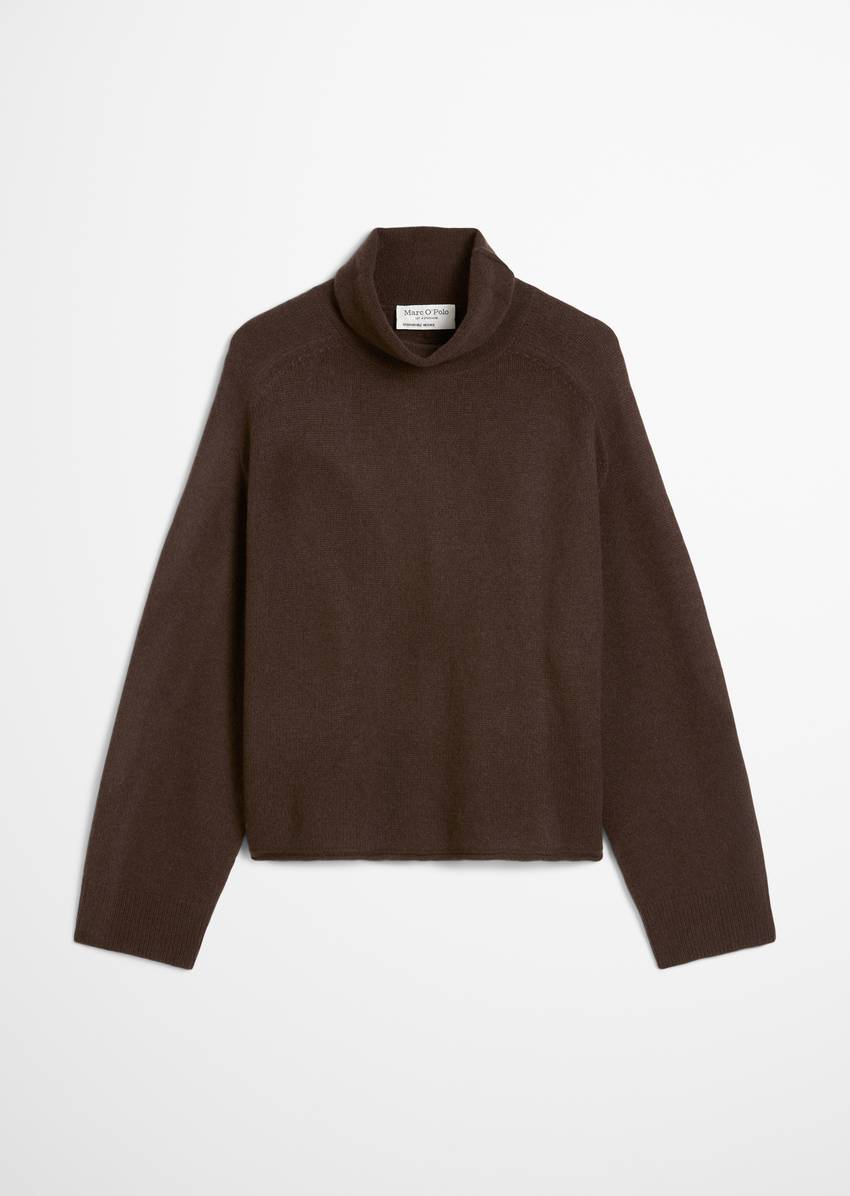 Relaxed turtleneck sweater made from a soft merino wool blend