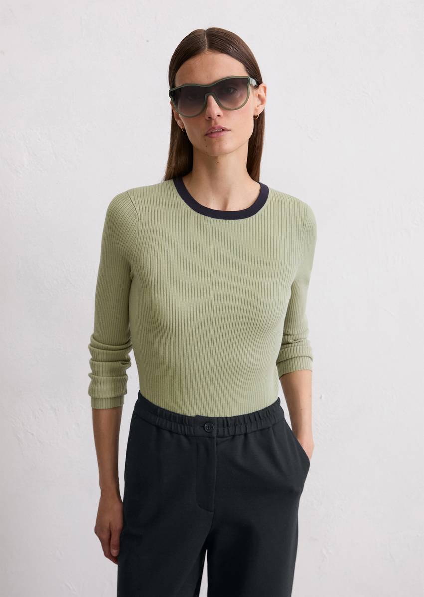 Sweater Travel Collection made from a viscose blend