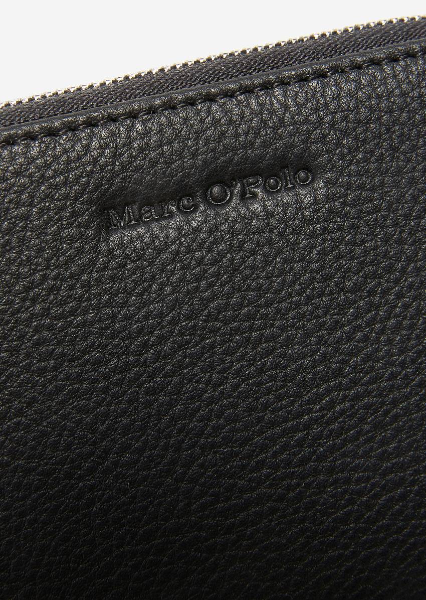 Zip purse made of high-quality leather material