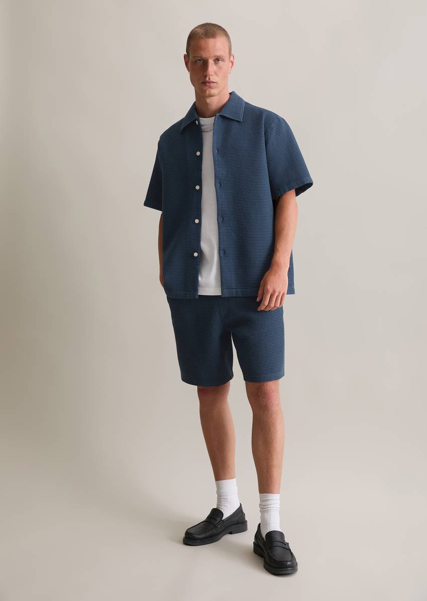 Regular short-sleeved shirt with distinctive waffle structure