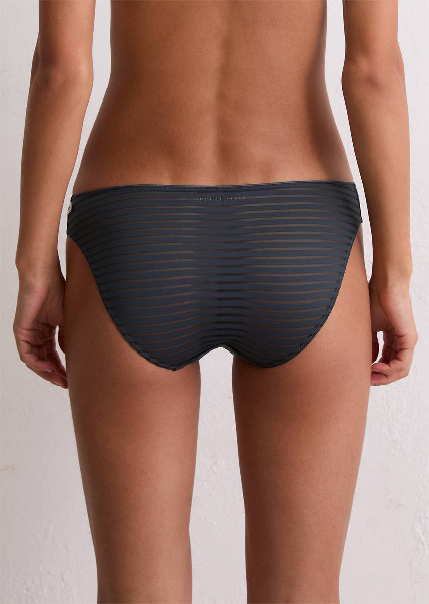 Slip with stripe structure