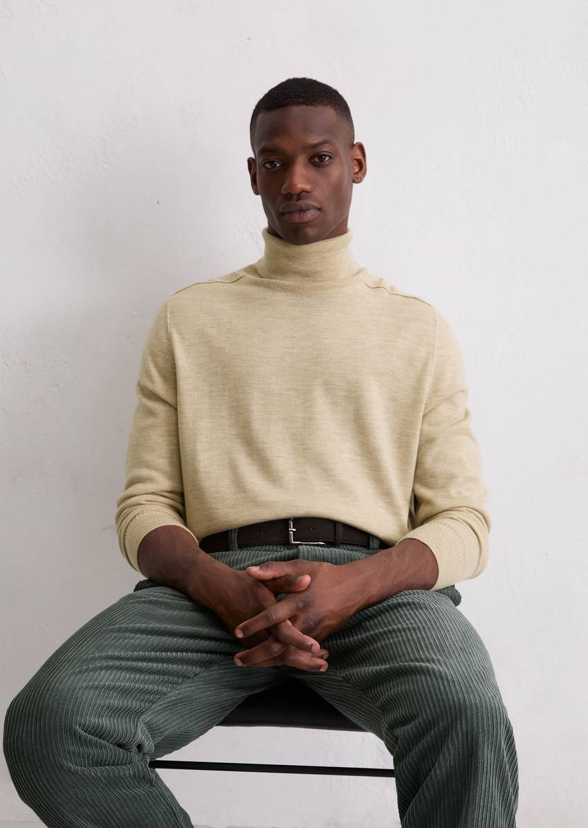 Regular turtleneck sweater made from soft merino wool