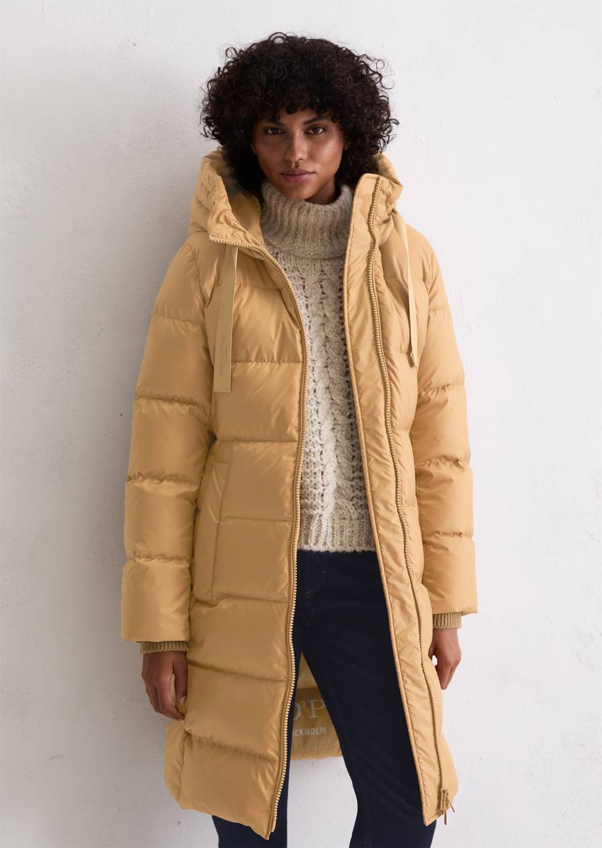 Hooded down coat shaped with water-repellent surface