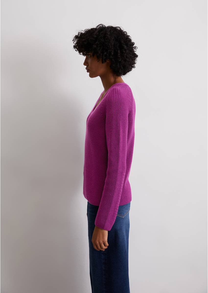 V-neck knitted sweater slim made from soft cotton yarn