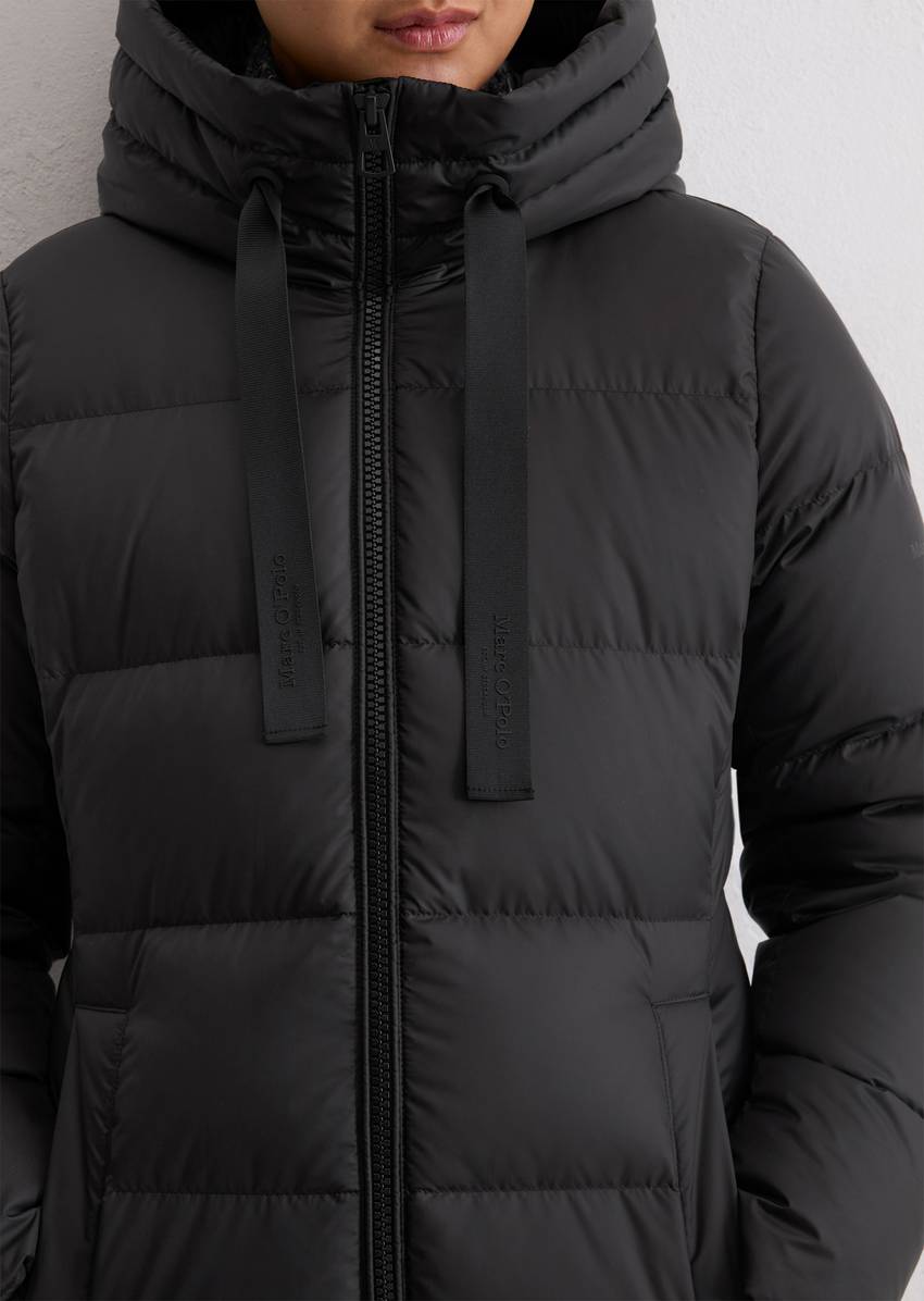 Hooded down coat shaped with water-repellent surface
