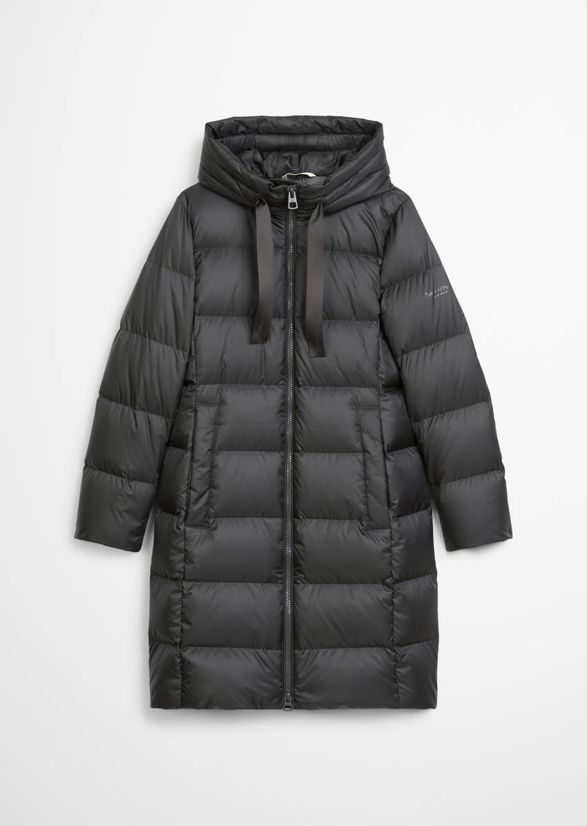 Hooded down coat shaped with water-repellent surface