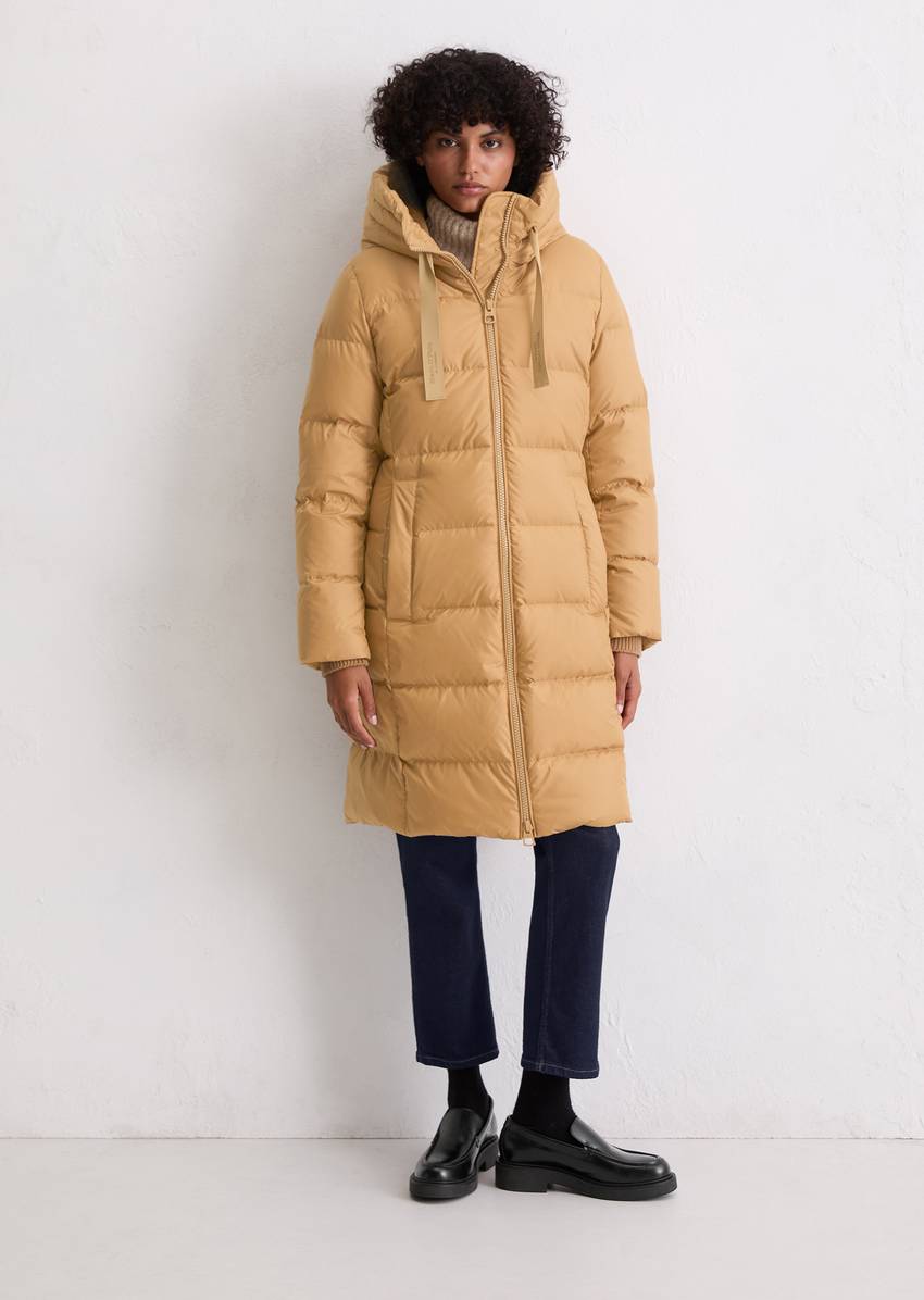 Hooded down coat shaped with water-repellent surface
