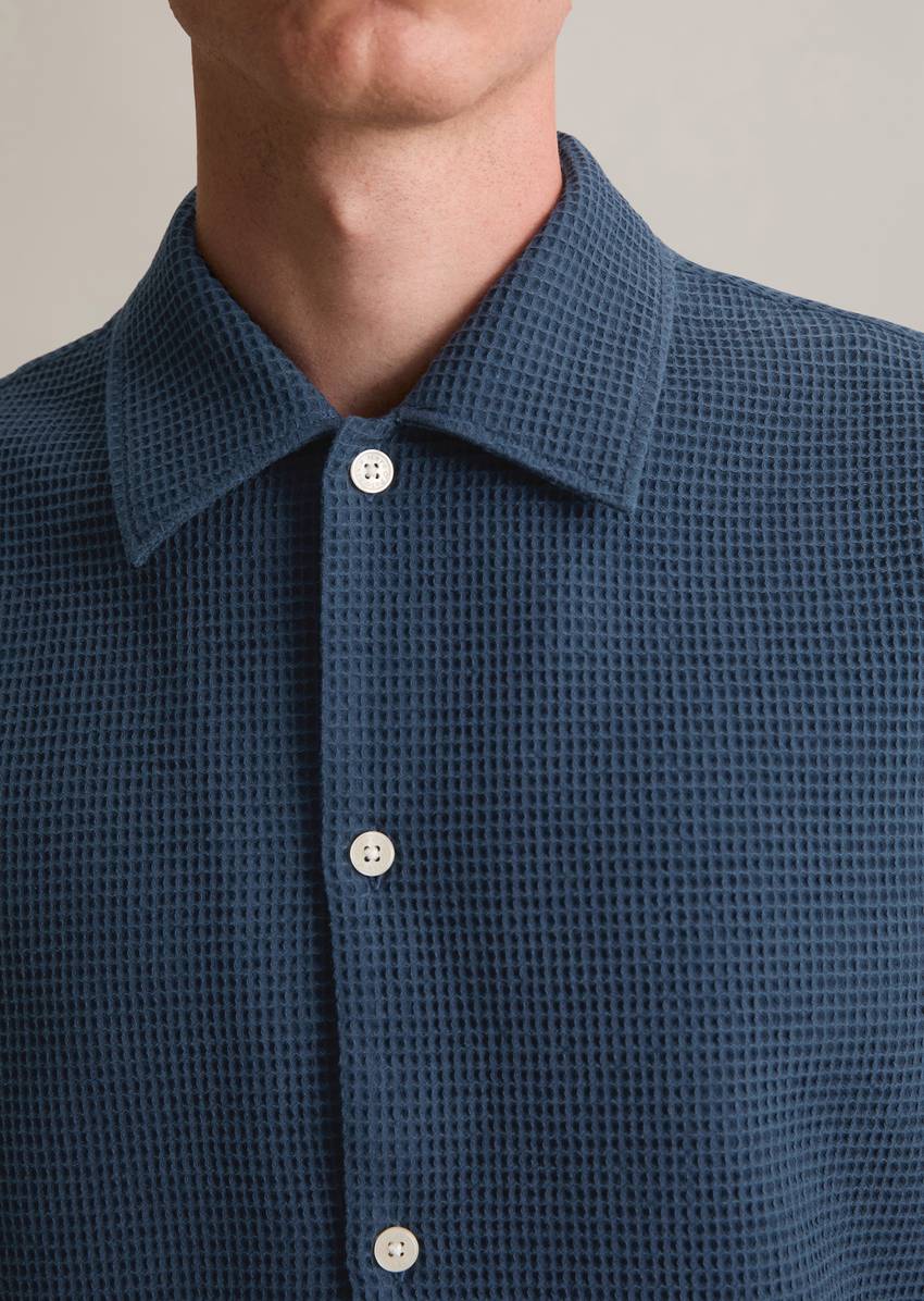 Regular short-sleeved shirt with distinctive waffle structure