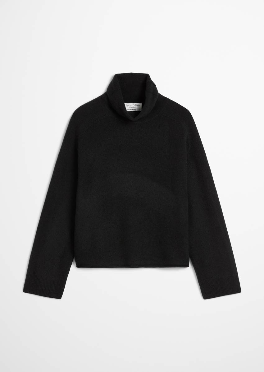 Relaxed turtleneck sweater made from a soft merino wool blend