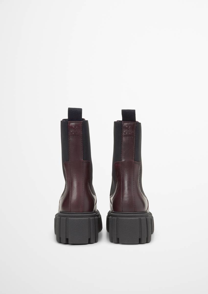 Chelsea boot model Christel with light platform sole