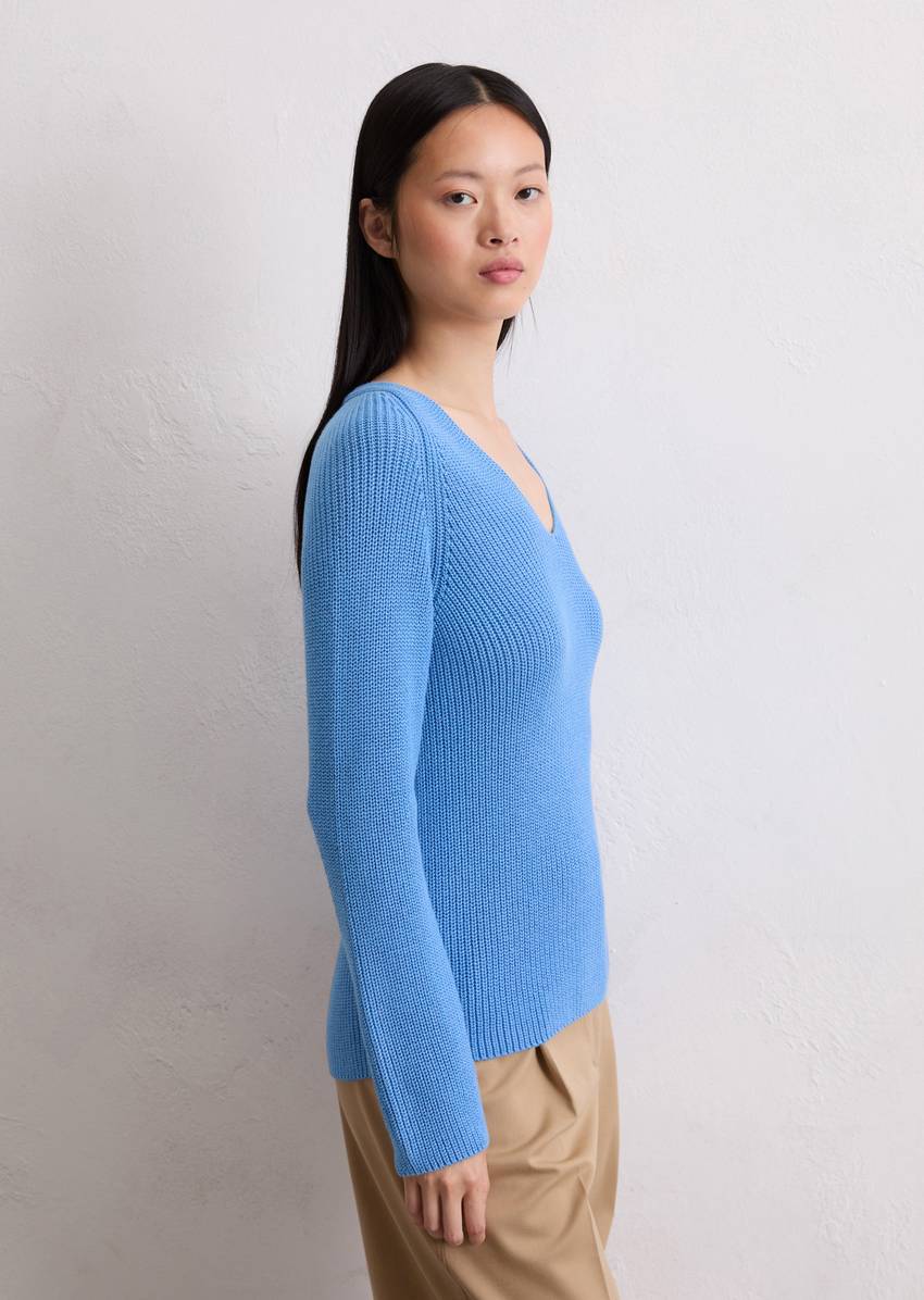V-neck knitted sweater relaxed made from soft cotton yarn