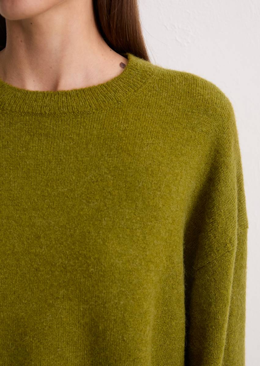 Sweater loose made from a virgin wool/alpaca wool mix