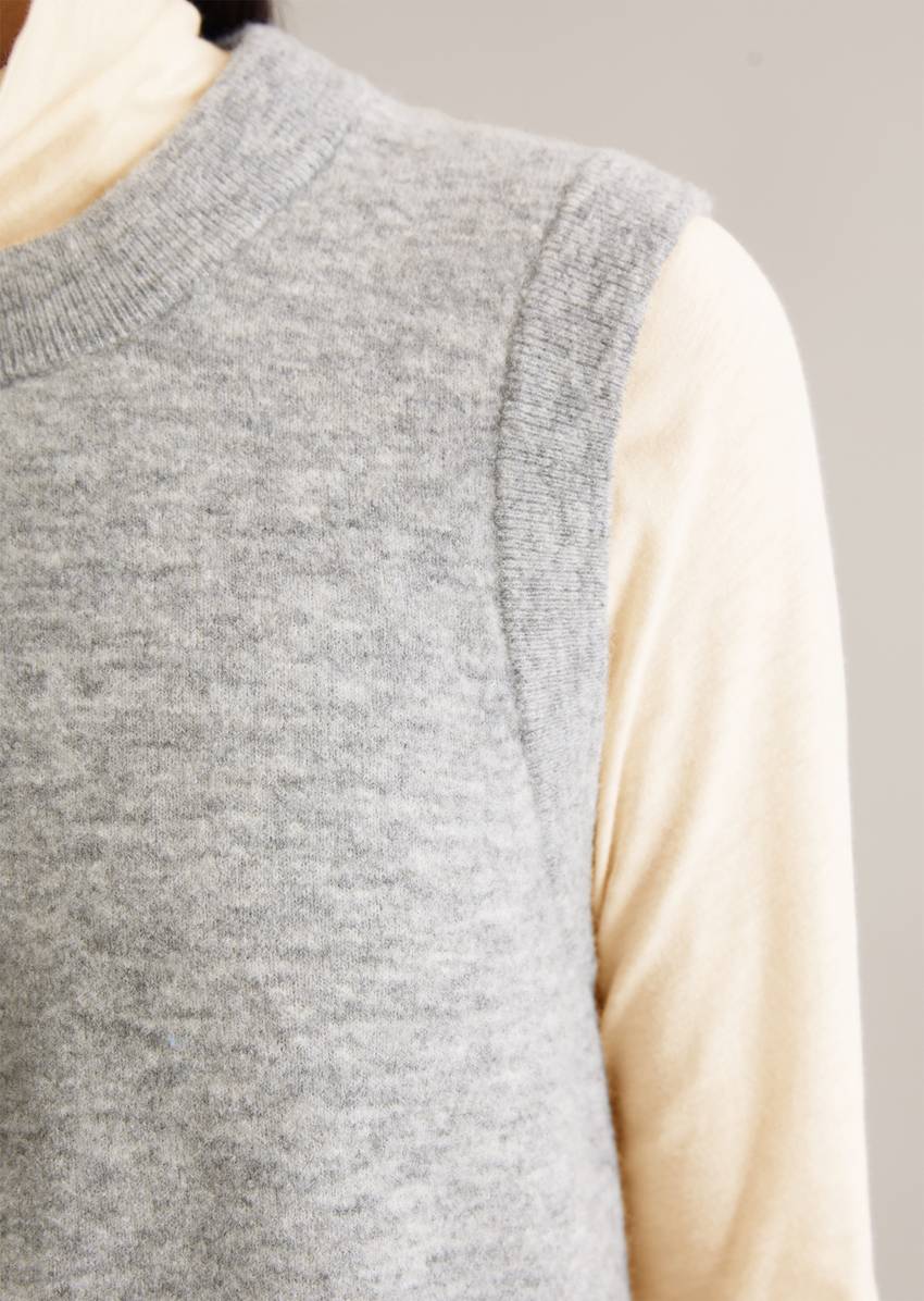 Sweater regular made from a soft virgin wool blend