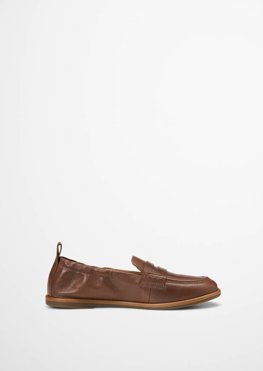 Loafer with elastic heel edge