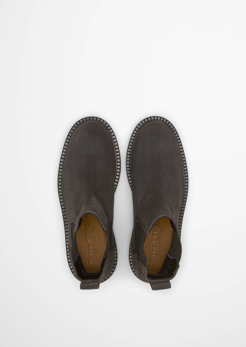 Chelsea boot with treaded sole