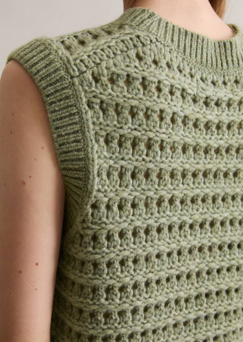 Sweater regular made from a soft virgin wool blend