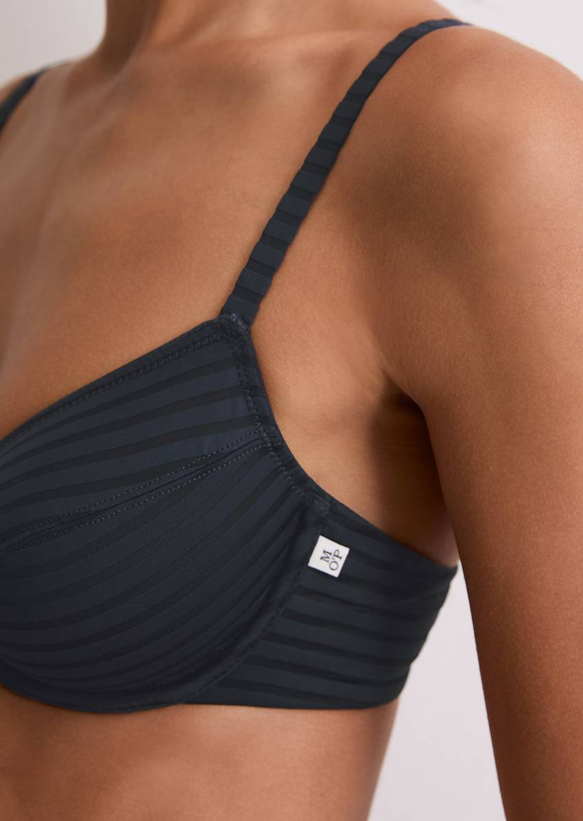 Underwired bra with stripe structure