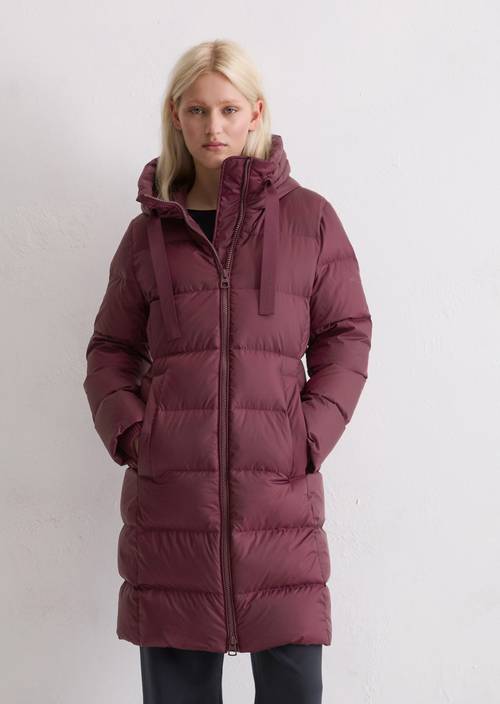 Hooded down coat shaped with water-repellent surface