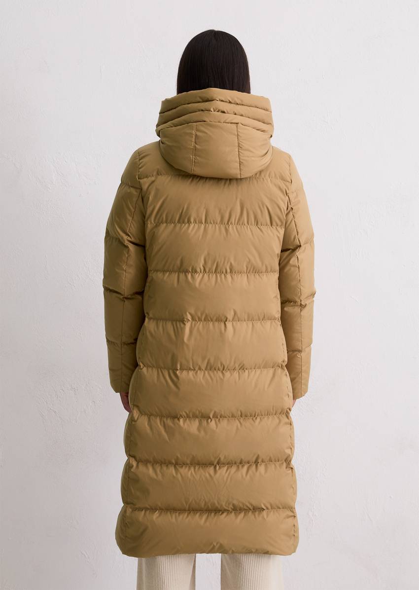 Hooded down coat fitted with water-repellent surface