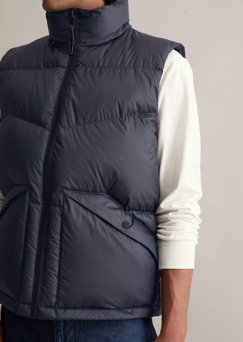 Regular puffer down vest made from water-repellent performance polyester