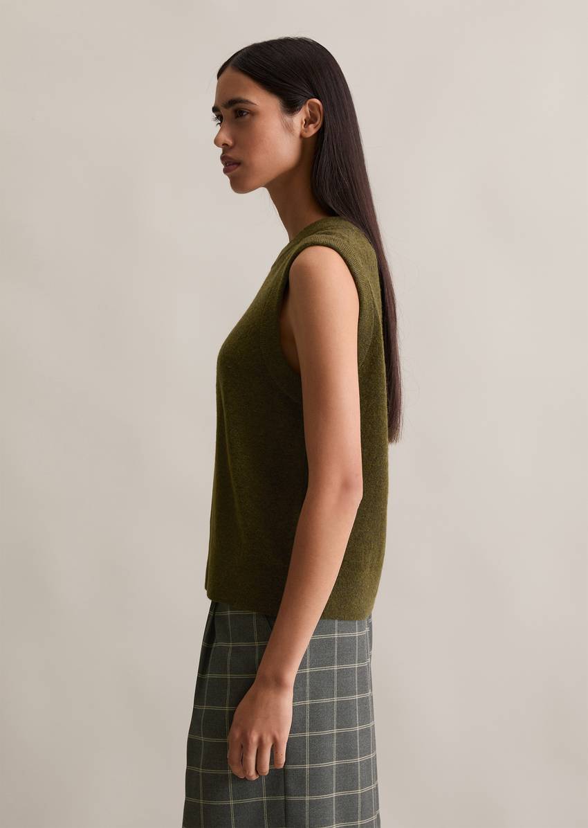 Sweater regular made from a soft virgin wool blend