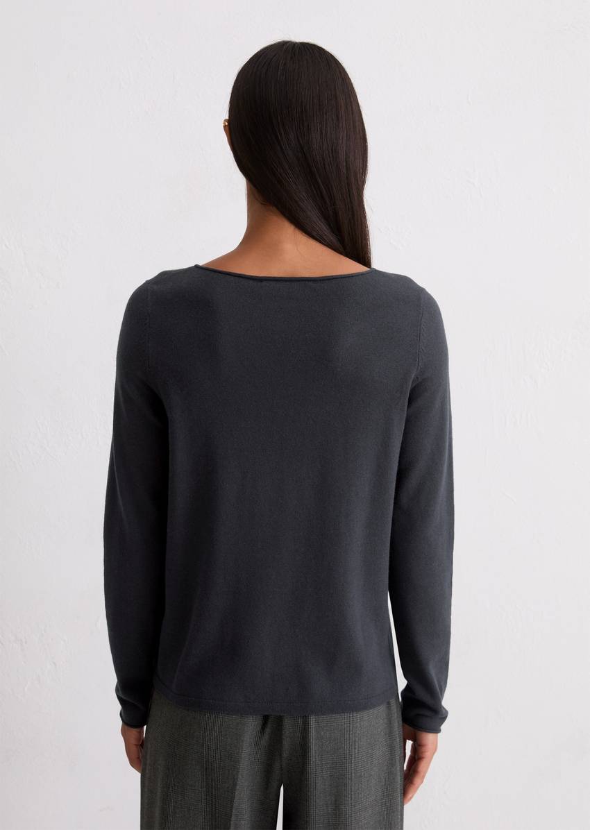 Regular fine knit sweater made from a soft virgin wool blend