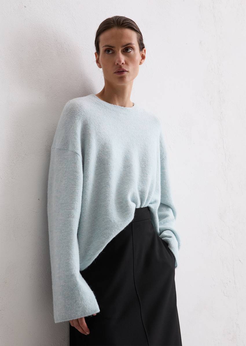 Sweater loose made from a virgin wool/alpaca wool mix