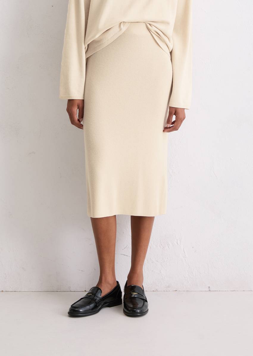 Rib knit skirt shaped made from a soft virgin wool blend