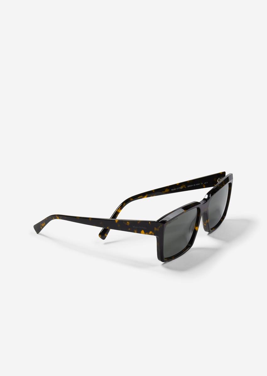 Men's sunglasses in a modern rectangular shape