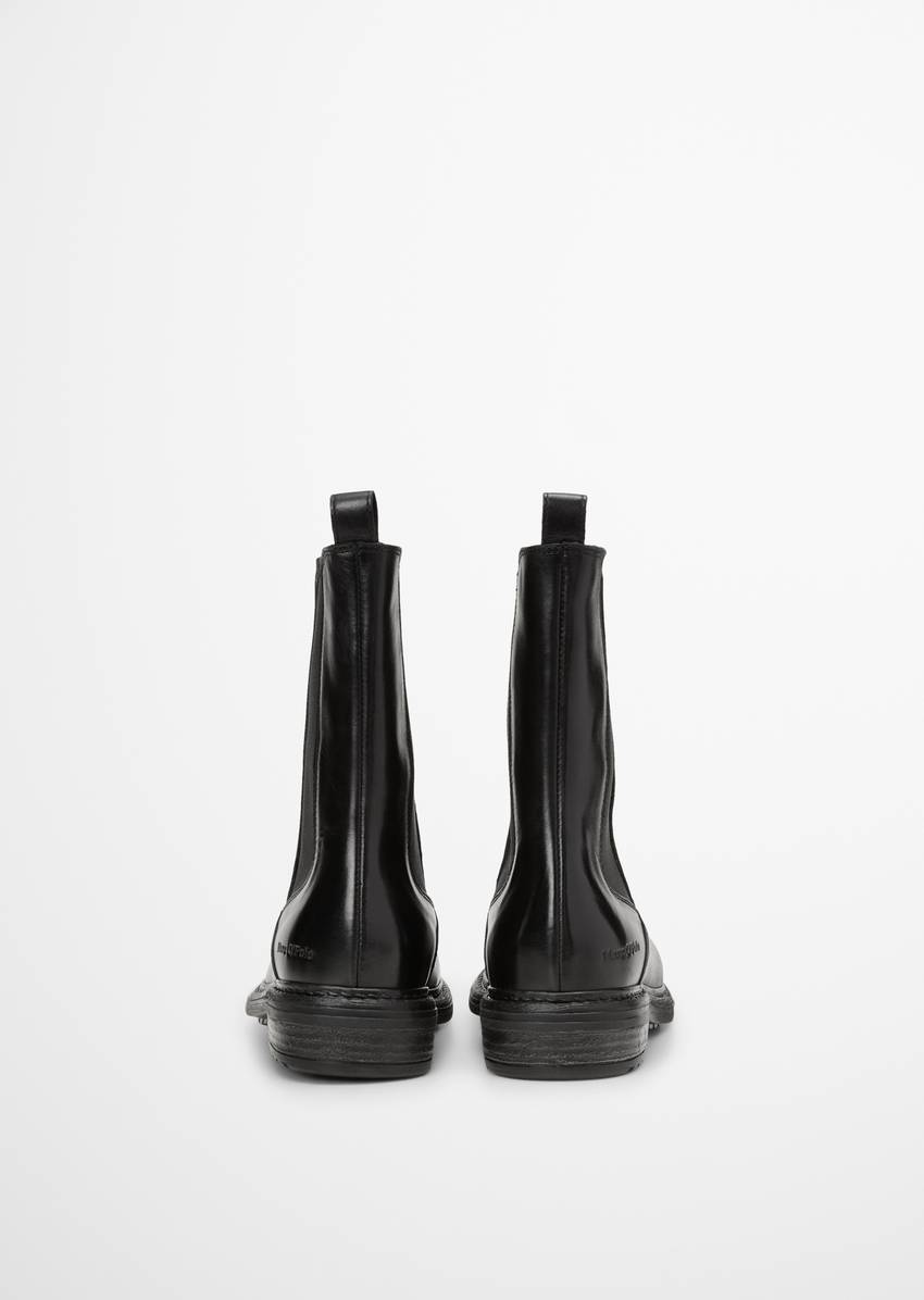 Chelsea boot made from fine cowhide