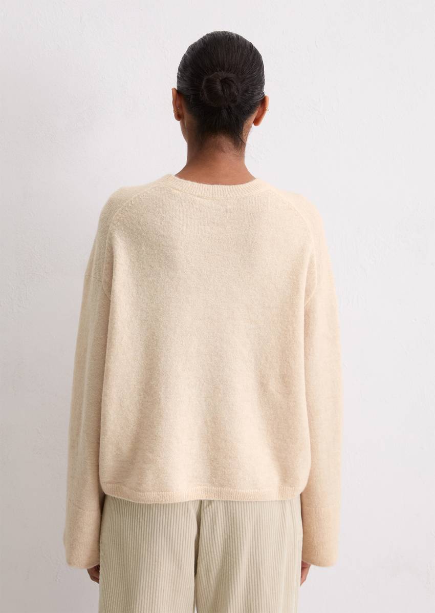 Sweater loose made from a virgin wool/alpaca wool mix